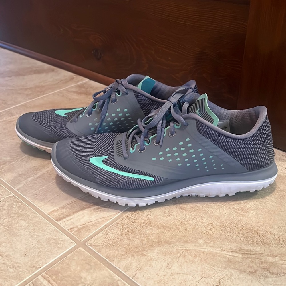 Women’s Nike tennis shoes size 8